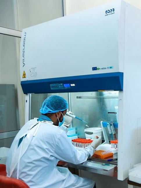Laboratory equipment and microscope